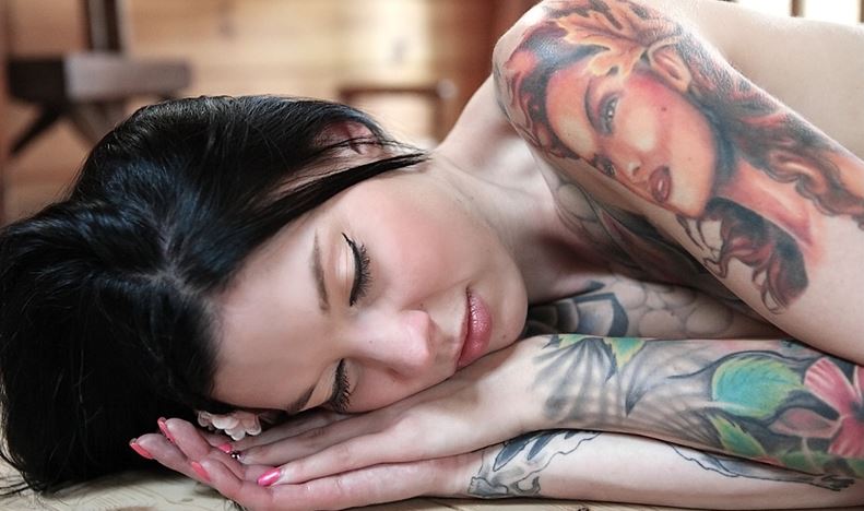 Hoe te slapen met een nieuwe tatoeage zonder deze te beschadigen