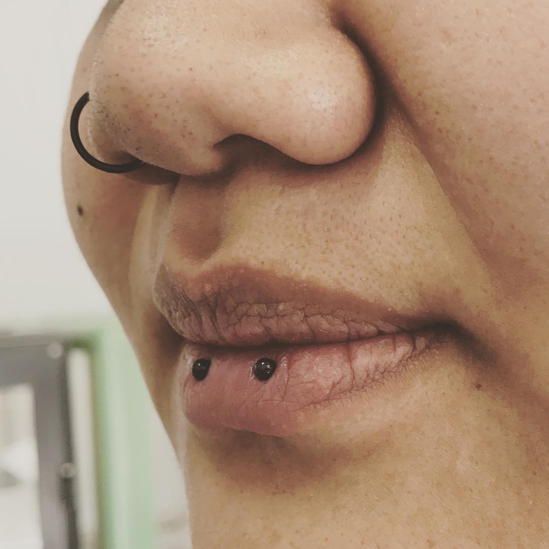 horizontale lip piercing zwarte sieraden