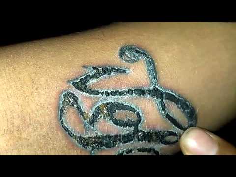 Hoe een geïnfecteerde tatoeage in 6 stappen te reinigen