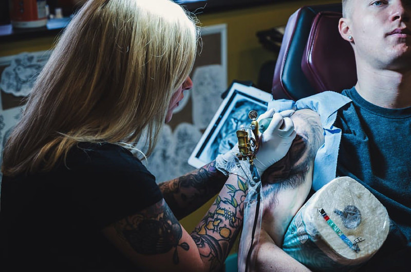 Een tattoo-artiest e-mailen: 7 belangrijke details om te verzenden
