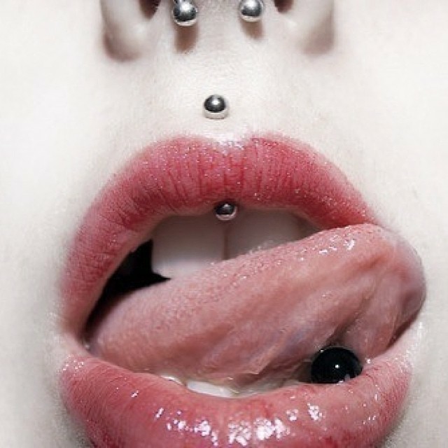 jestrum lip piercing afbeelding