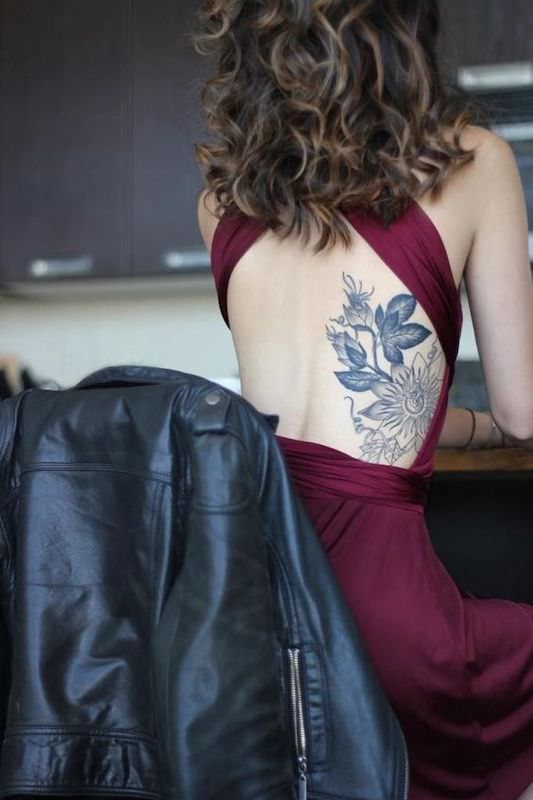 Kun je strakke kleding dragen over een nieuwe tatoeage?
