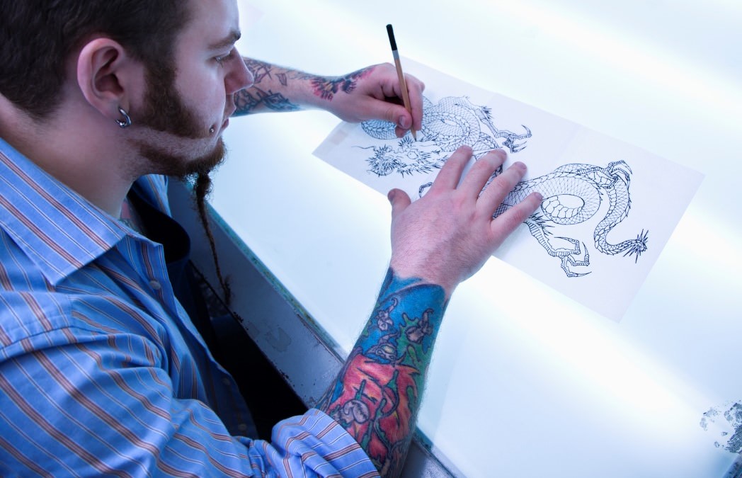 Hoe tatoeages te tekenen: stapsgewijze handleiding