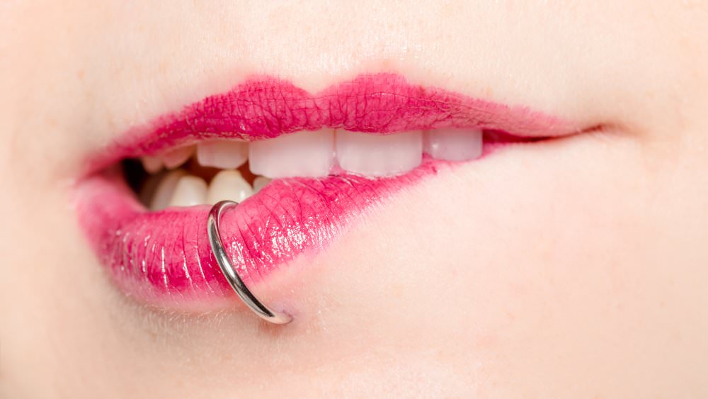 Lip Piercing Littekens: Oorzaken en behandeling