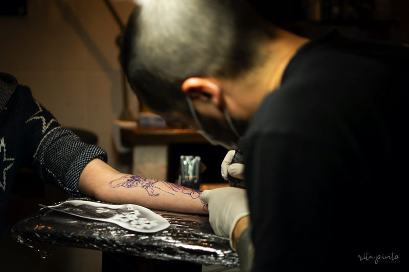 Hoe worden tattoo-artiesten betaald?