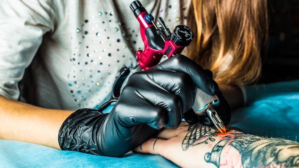 Tattoo Artist Salarissen: Jaarlijkse inkomstengids