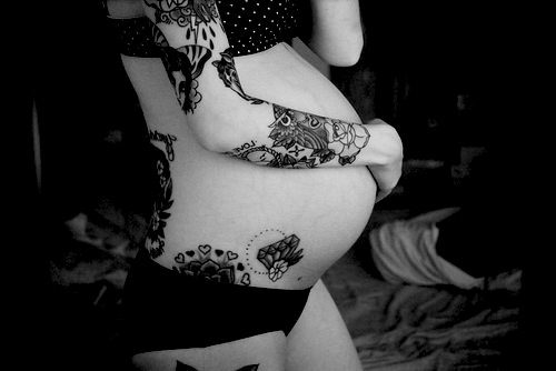 Kun je een tatoeage laten zetten terwijl je zwanger bent? (5 redenen om dat niet te doen)