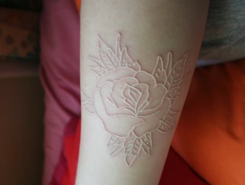 Voors en tegens van white ink tattoos (voorbeeldafbeeldingen)