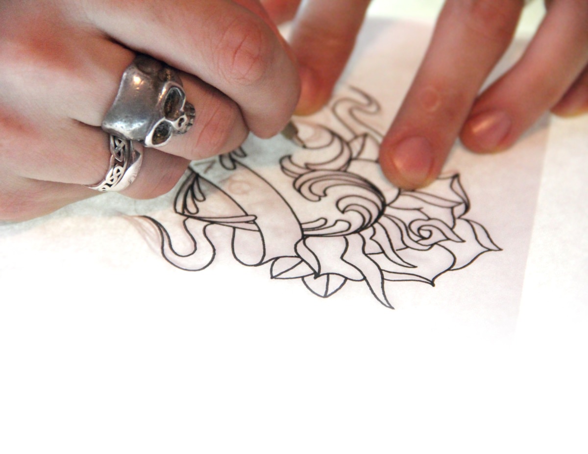 Kun je een tattoo-stencil maken met gewoon papier?
