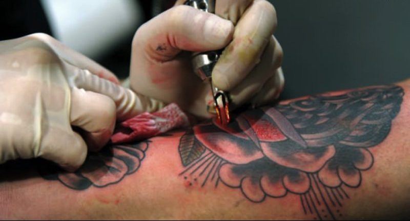 Wat gebruiken tattoo-artiesten om inkt af te vegen?