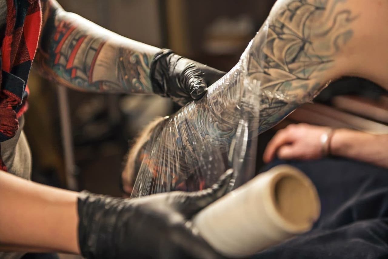 Is het normaal om koorts te hebben na het krijgen van een tatoeage?